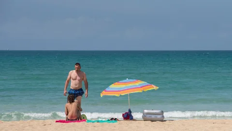 Turistas alemanes en una playa en Palma de Mallorca