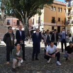 El consejero de Cultura de la Junta de Castilla y León, Javier Ortega, posa con parte del equipo de rodaje de la serie "3Caminos" durante una sesión de rodaje este martes en la Plaza del Grano de León