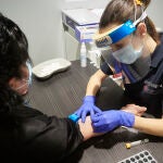 Una trabajadora sanitaria realiza una extracción de muestras en Pamplona