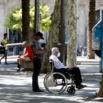 Gente por las calles con mascarillas