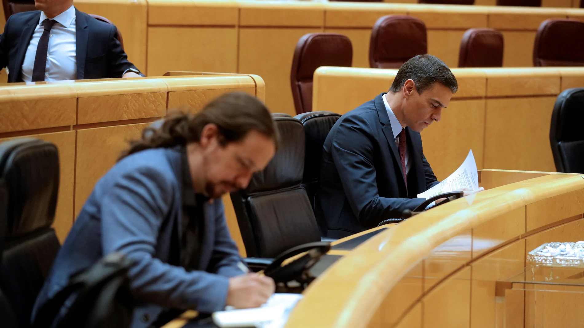El presidente Pedro Sánchez y el vicepresidente Pablo Iglesias, ayer, compartiendo bancada en la sesión de control al Gobierno en el Senado