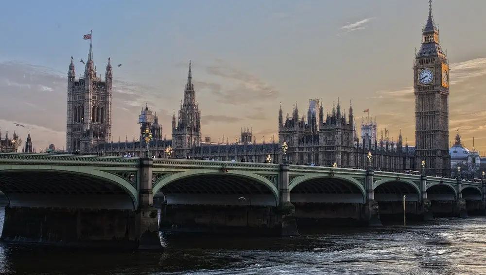 El Parlamento Británico junto al archiconocido Big Ben.