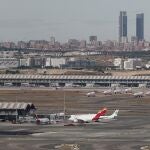 Panorámica ded la Terminal 1 del aeropuerto de Adolfo Suárez Madrid-Barajas y los nuevos rascacielos al fondo