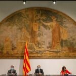 El presidente de la Generalitat, Quim Torra, el vicepresidente Pere Aragonés (i), y la consellera de Presidencia, Meritxell Budó (d), durante la reunión semanal del gobierno catalán. EFE/Enric Fontcuberta
