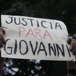 MEX2462. GUADALAJARA (MÉXICO),16/06/2020.- Fotografía del 9 de junio de 2020, de una protesta de un grupo de jóvenes por la muerte de Giovann López, a manos de la policía en la ciudad de Guadalajara (México). Los mexicanos han iniciado su "nueva normalidad" contagiados por una fiebre de protestas contra el abuso policial y la gestión de la crisis económica y sanitaria de la COVID-19, que suma más de 150.000 contagios y más de 17.580 muertos. EFE/Francisco Guasco