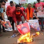 Manifestantes indios protestas en contra de China quemando retratos de Xi Jinping