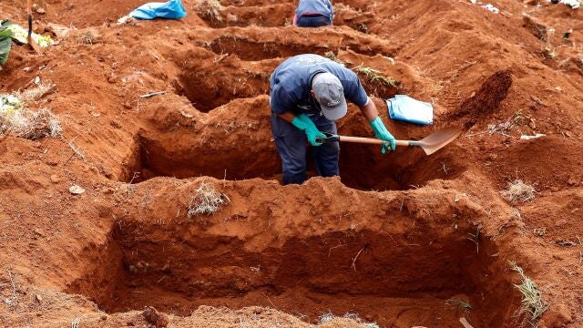 Sepultureros del cementerio de Vila Formosa, el más grande de América Latina, abren nuevas fosas para realizar más entierros dada la pandemia COVID-19, en Sao Paulo (Brasil)
