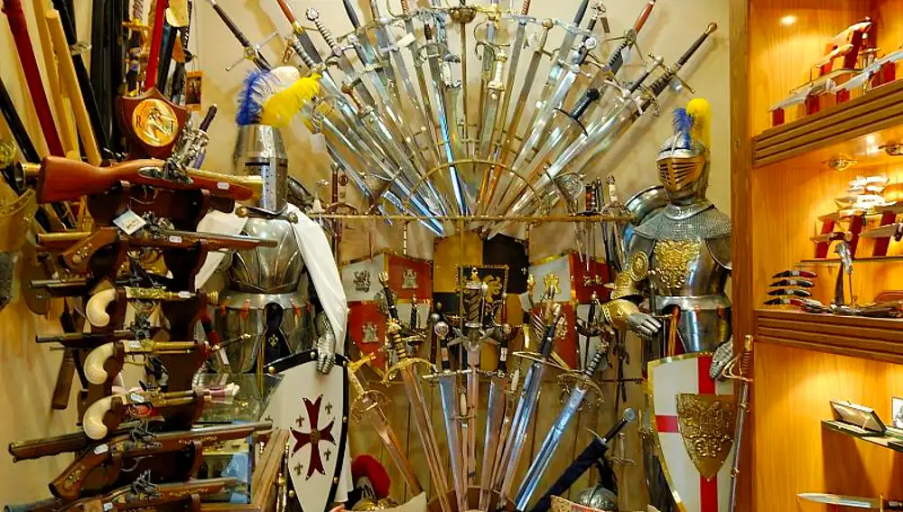 Espectacular repertorio de armas y armaduras toledanas, expuesto en una tienda de la ciudad.