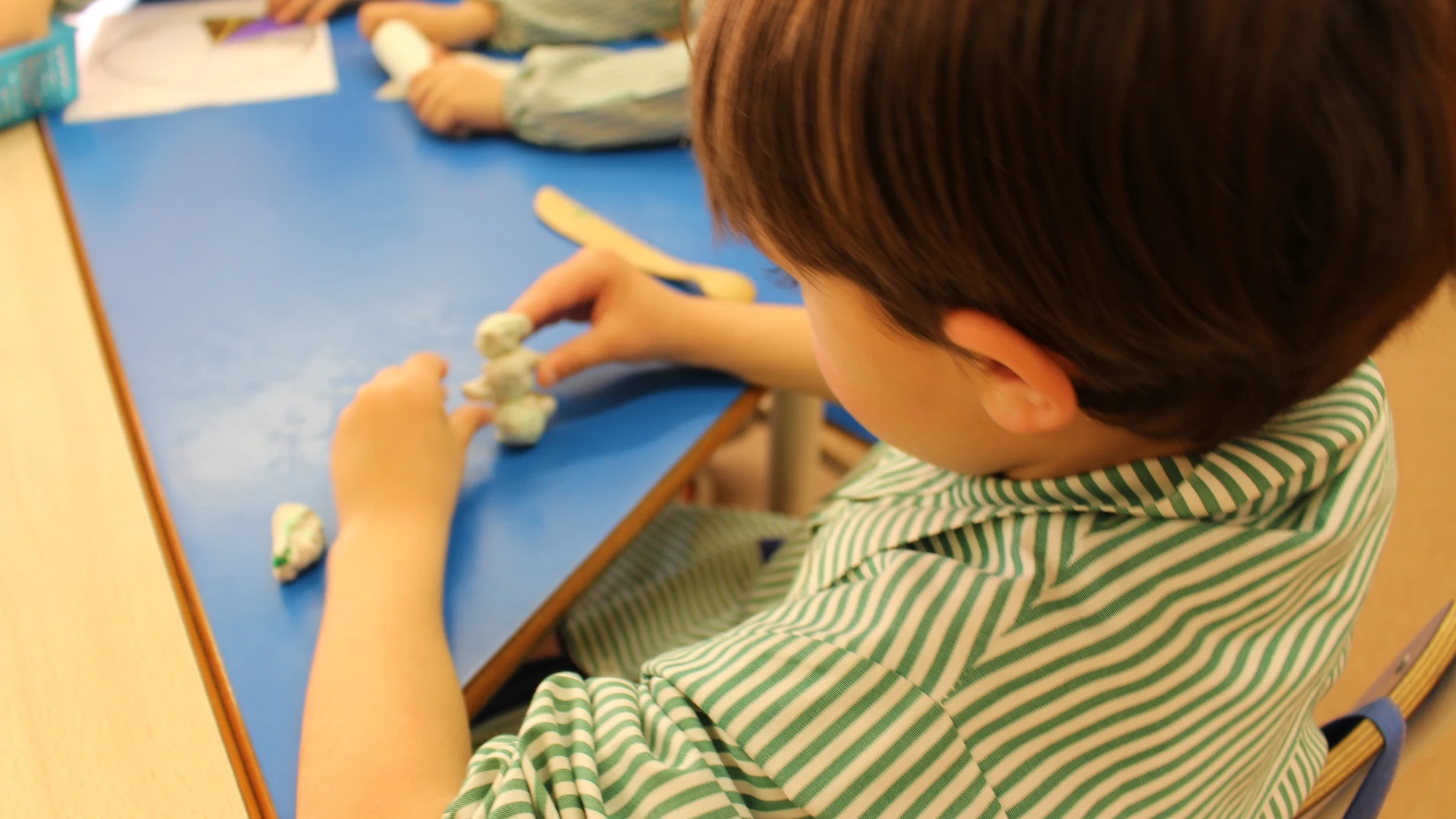 Un niño hace actividades en un aula