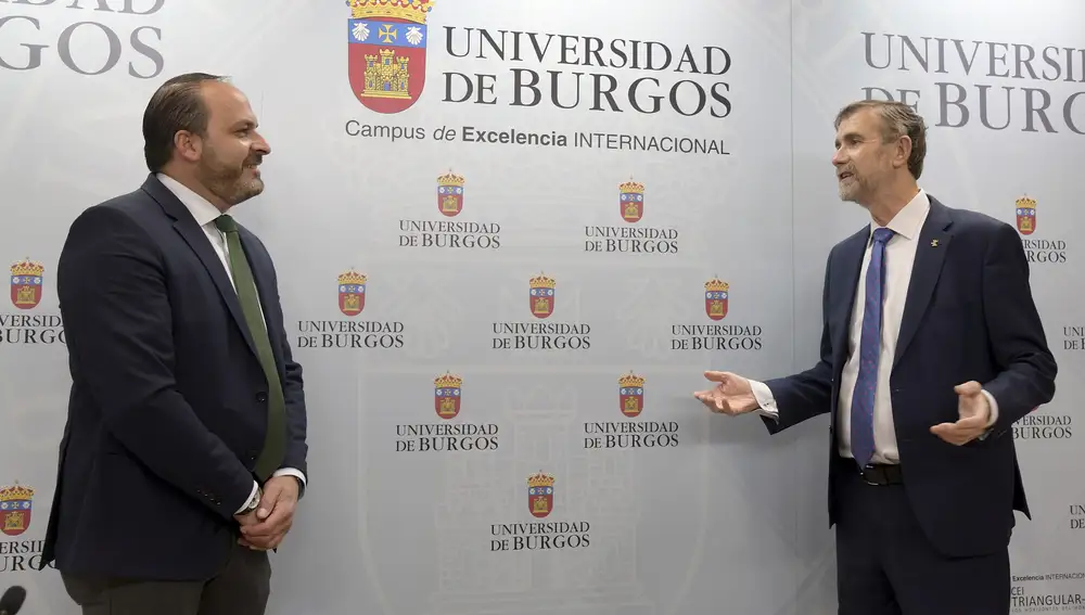 El rector de la Universidad de Burgos Manuel Pérez Mateos (D) y el alcalde de El Burgo de Osma, Miguel Cobo Sánchez-Rico (I), firman un convenio de colaboración entre ambas entidades para la participación de la UBU en los Cursos de Verano de la Universidad de Santa Catalina de esta localidad soriana