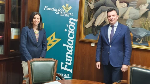 El director de la Fundación, Emilio Ponce, y la gerente de Cooperativas en Huelva, Natalia Aguilera, durante la firma del convenio