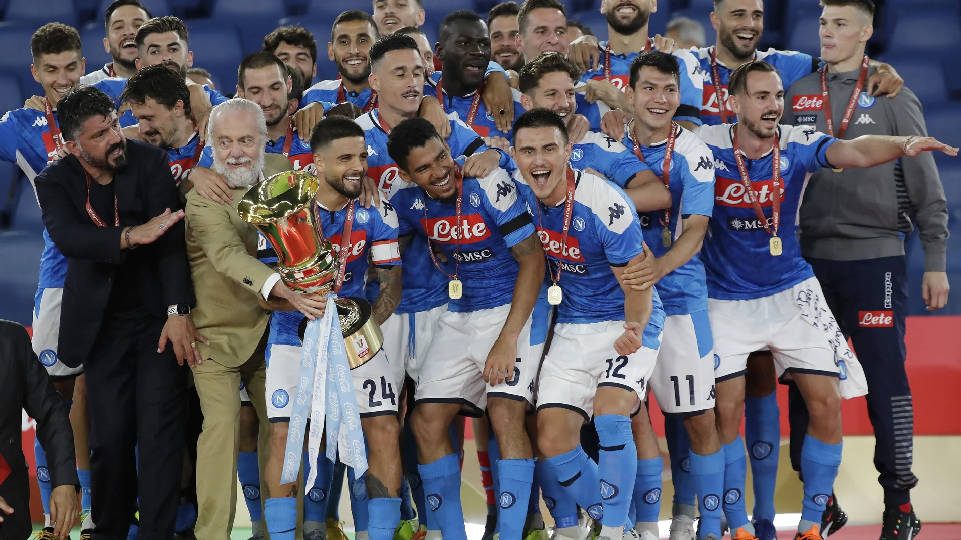 Insigne se dispone a levantar el título de campeón de la Copa de Italia