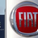 Logo de Fiat con el de Peugeot al fondo