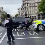 Un manifestante salta sobre el coche de Boris Johnson