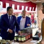El presidente de la Diputación de Ávila, Carlos García, visita el Mercado Medieval de la ciudad junto al alcalde Jesús Manuel Sánchez Cabrera