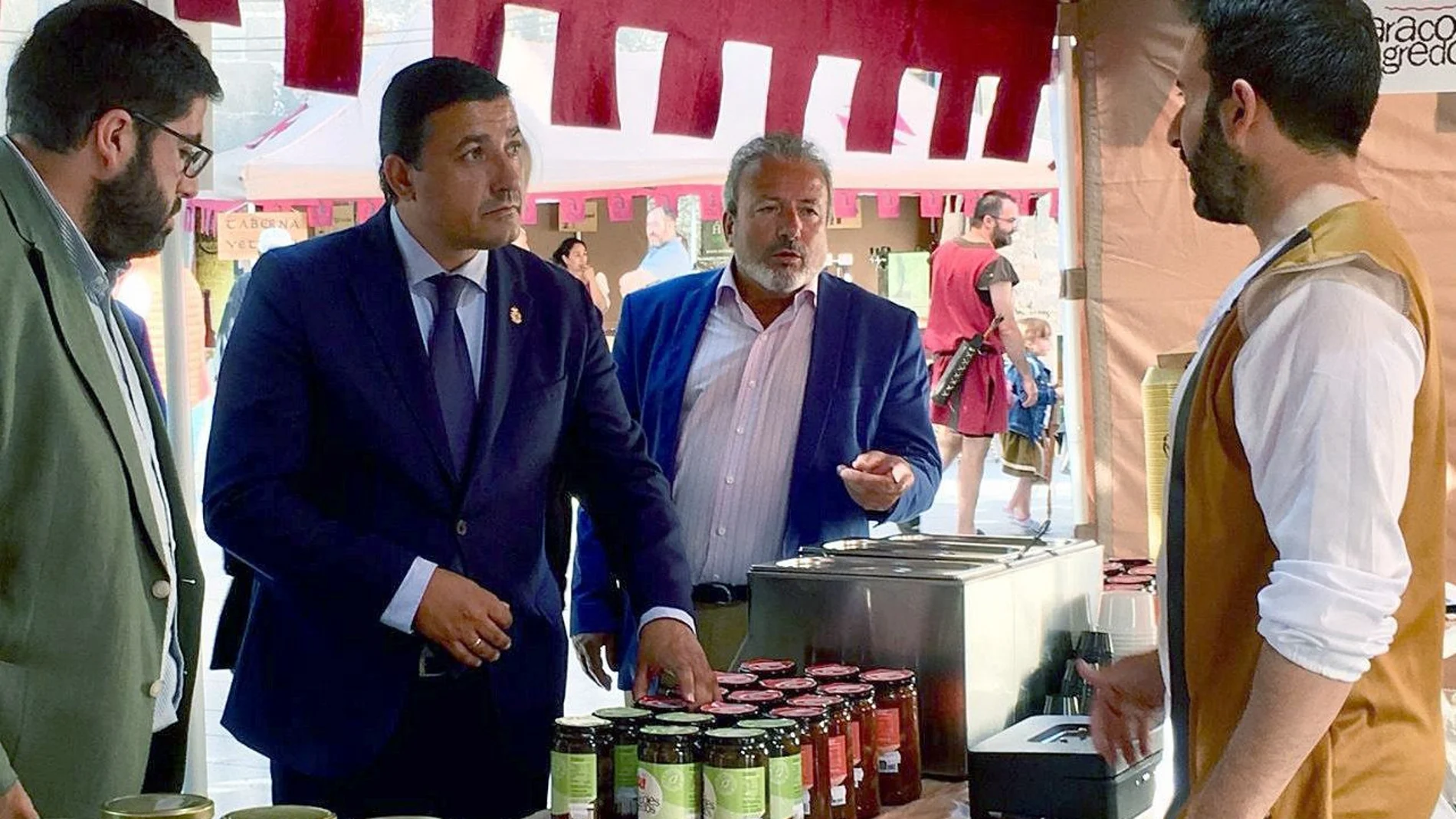 El presidente de la Diputación de Ávila, Carlos García, visita el Mercado Medieval de la ciudad junto al alcalde Jesús Manuel Sánchez Cabrera