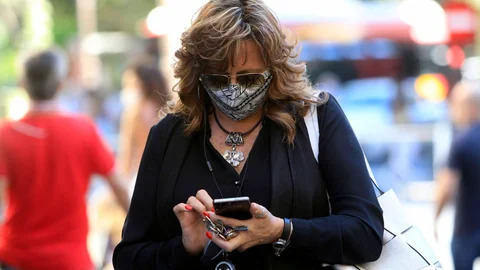 Una mujer pasea por Sevilla días antes al fin del estado de alarma