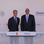 De izda. a dcha. Silvio González, consejero delegado de Atresmedia y Emilio Gayo, presidente de Telefónica España