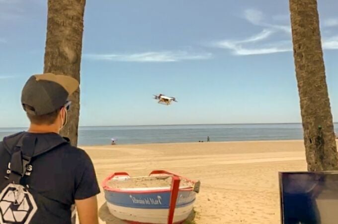 Un dron en una de las playas de Estepona. AYTO ESTEPONA