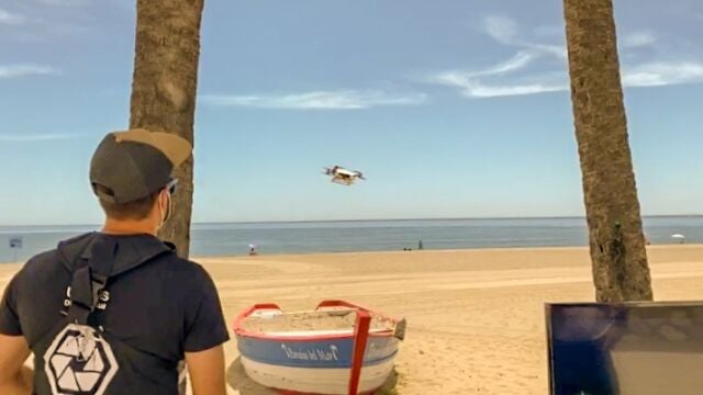 Un dron en una de las playas de Estepona. AYTO ESTEPONA