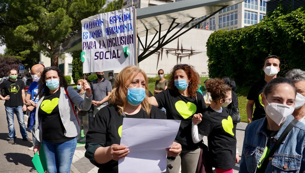 La Plataforma Educación Inclusiva SÍ, Especial También se concentra a la puerta de la Delegación del Gobierno en Castilla y León para reivindicar el mantenimiento de los centros de educación especial.