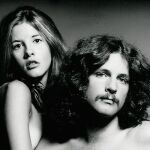 Stevie Nicks y Lindsey Buckingham en 1973, en la portada de su disco homónimo