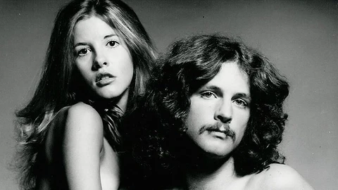 Stevie Nicks y Lindsey Buckingham en 1973, en la portada de su disco homónimo