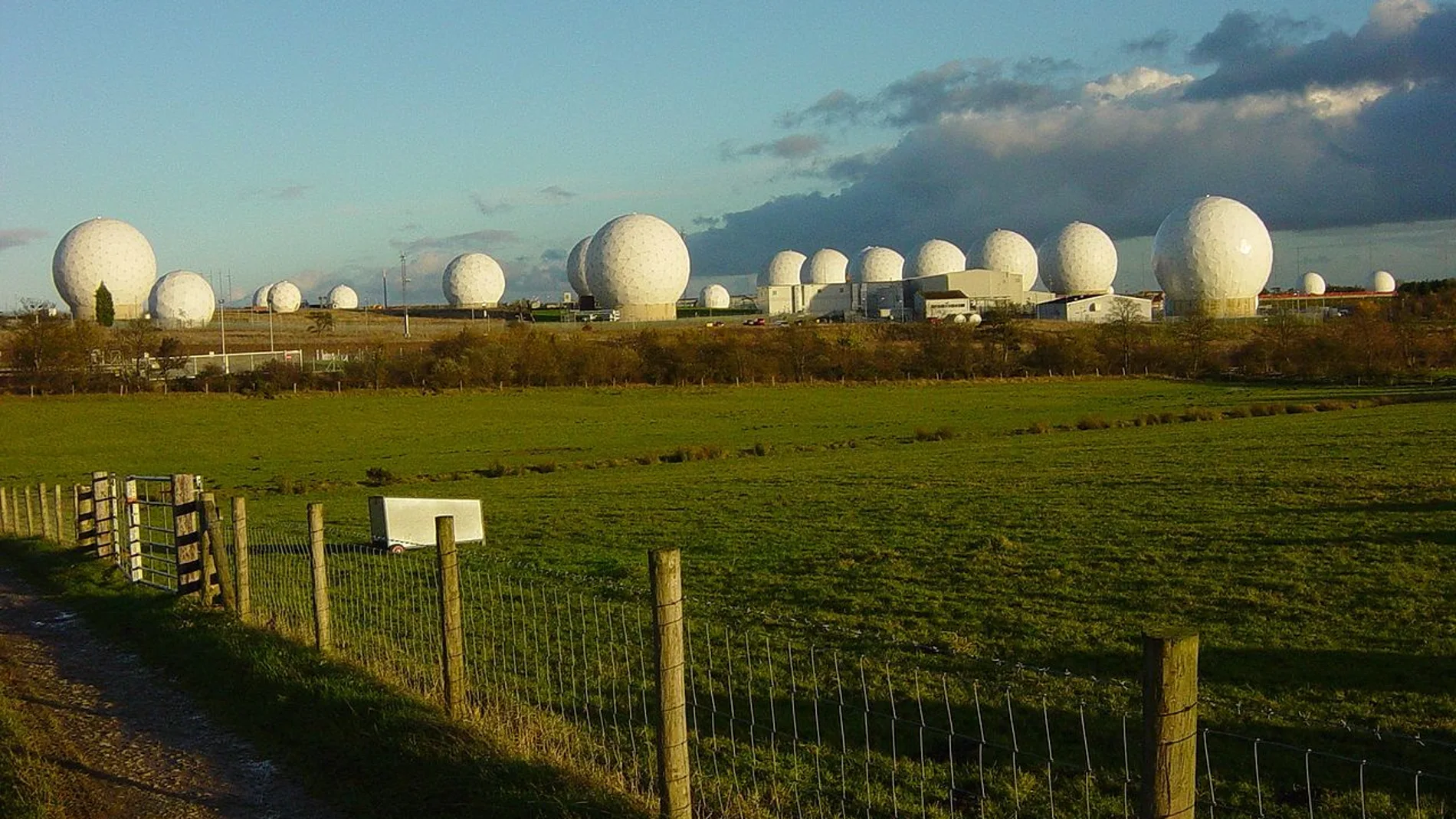 Radomos en Menwith Hill, Yorkshire. Estas estructuras contienen radares militares.