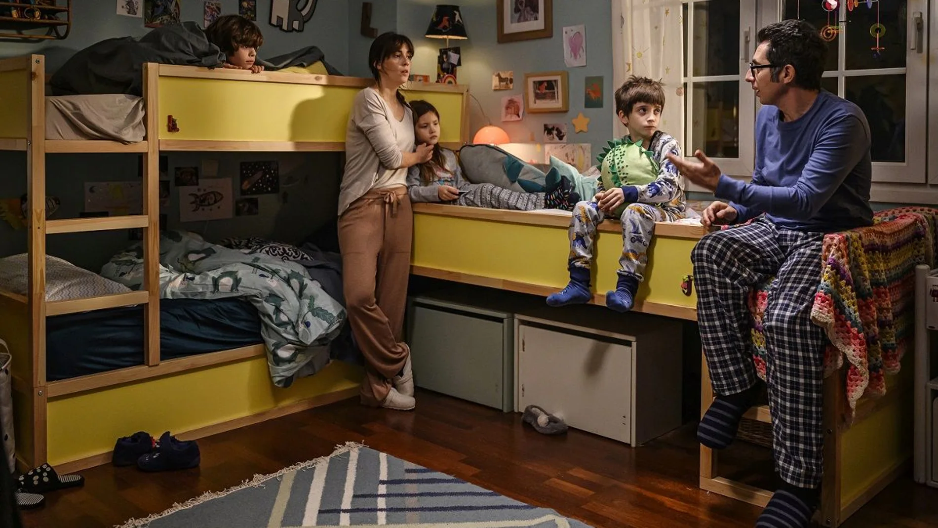 A la dcha., Berto Romero con su familia en la tercera temporada de la ficción