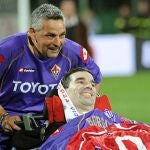 Roberto Baggio empuja la silla de ruedas de Stefano Borgonovo en un homenaje.