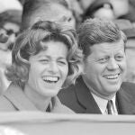 Una imagen de Jean Kennedy Smith con su hermano John en 1961, cuando este ya era presidente de Estados Unidos (AP Photo/File)
