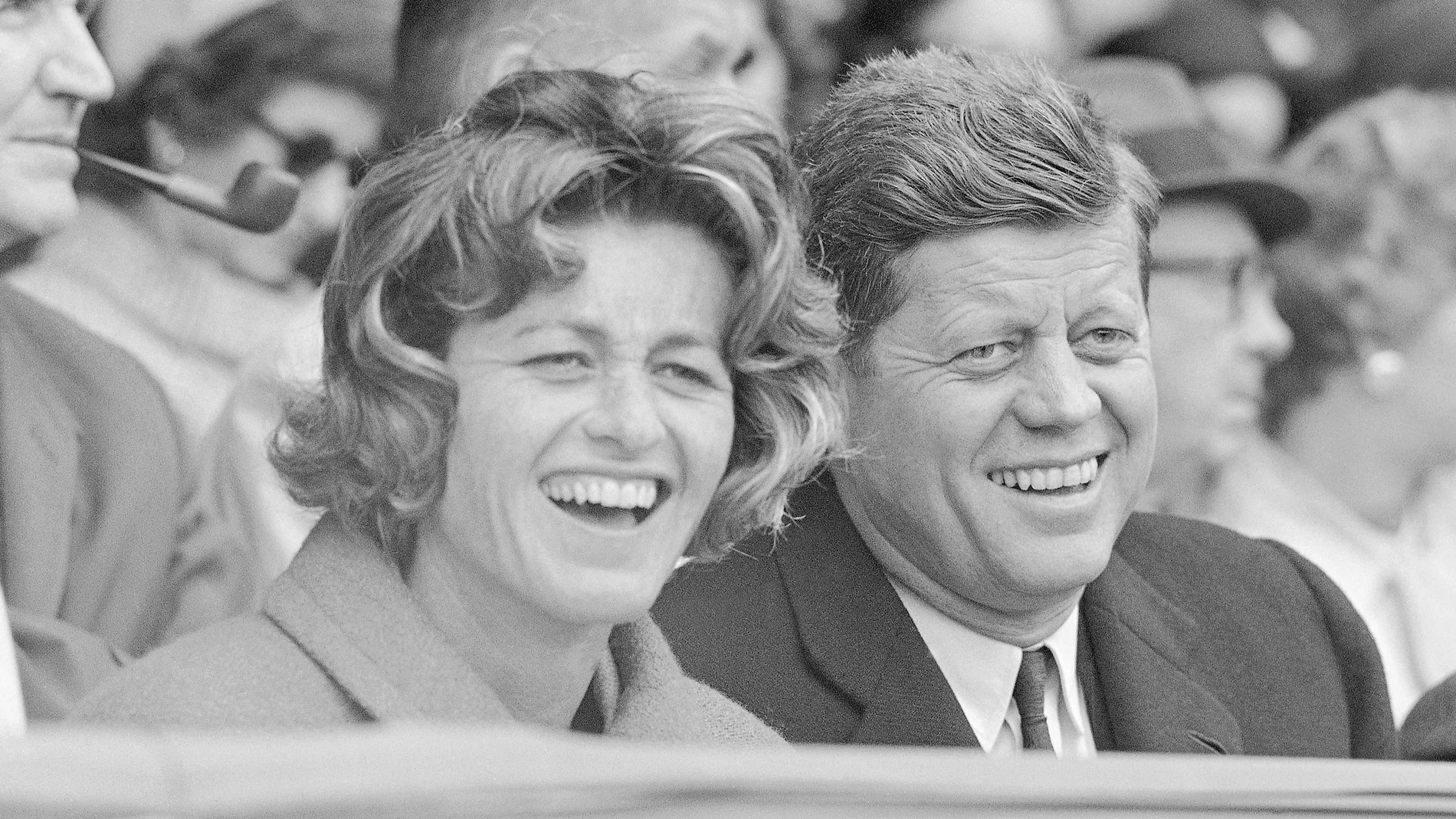 Una imagen de Jean Kennedy Smith con su hermano John en 1961, cuando este ya era presidente de Estados Unidos (AP Photo/File)