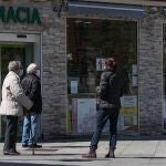 Personas esperan su turno para comprar en una farmacia de Valladolid durante el estado de alarma por el coronavirus.