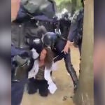 Una enfermera es detenida por la policía de Francia en las manifestaciones por la sanidad