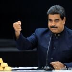 El dictador bolivariano, Nicolás Maduro, durante una rueda de prensa en Caracas en 2018 con lingotes de oro