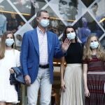 Los Reyes acompañados de sus hijas acuden a la primera función de los Teatros del Canal