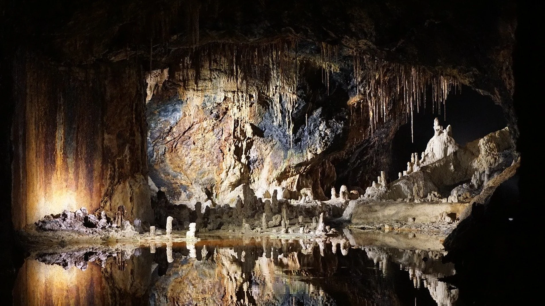 Los lagos subterráneos, uno de los elementos más impresionantes de las cuevas.
