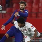 Piqué pelea por Kounde en un balón aéreo