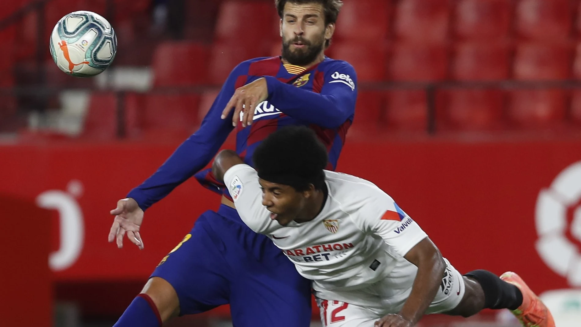 Piqué pelea por Kounde en un balón aéreo