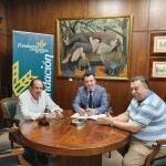 El director de la Fundación, Emilio Ponce, y el gerente de Asaja-Huelva, José Luis Marín en la firma del convenio de colaboración
