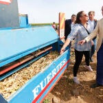 El consejero de Agricultura, Ganadería y Desarrollo Rural, Jesús Julio Carnero, visita el cultivo de la alubia en la provincia de León