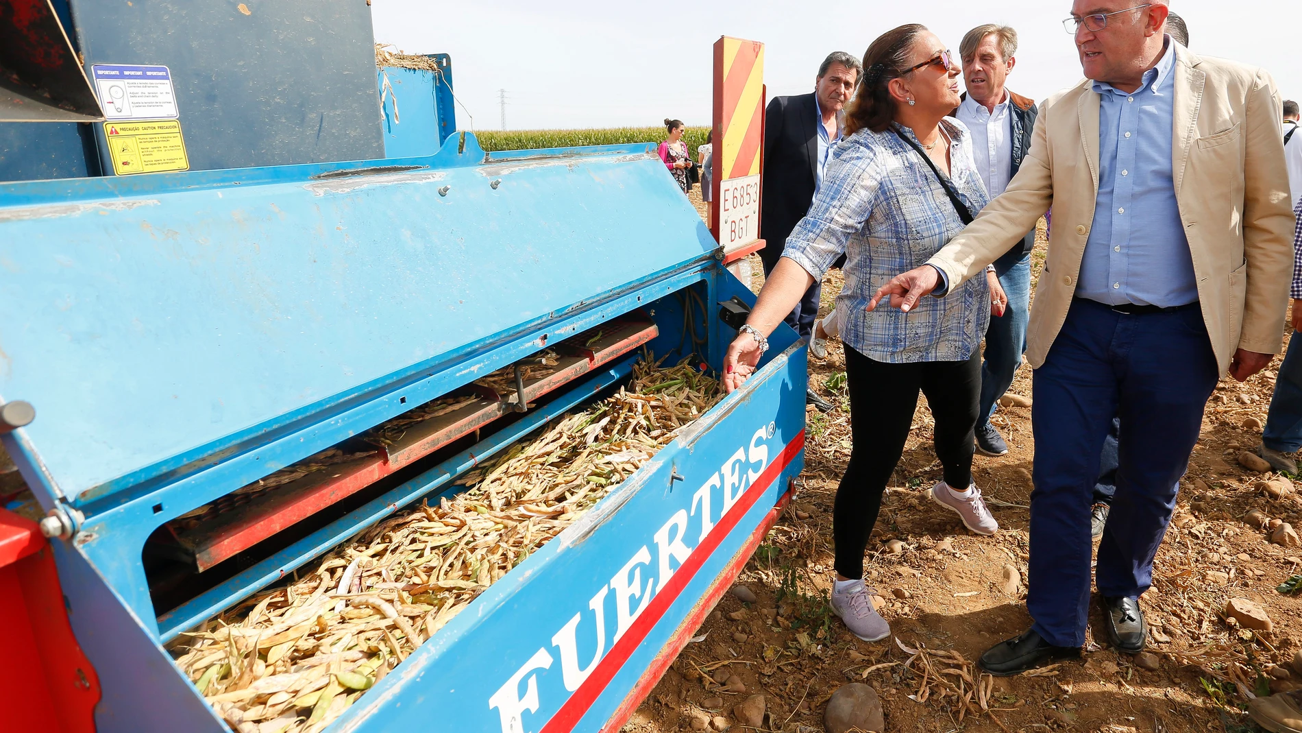 El consejero de Agricultura, Ganadería y Desarrollo Rural, Jesús Julio Carnero, visita el cultivo de la alubia en la provincia de León