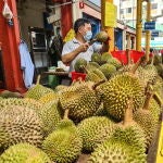 Un puesto en Singapur con la fruta durian