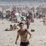 Visitantes disfrutan de la playa Leme, este sábado en Río de Janeiro (Brasil).
