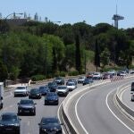 Tráfico este sábado en la A-6, en Madrid, en dirección a la sierra de Guadarrama. Los madrileños hoy aún no pueden salir de la región.
