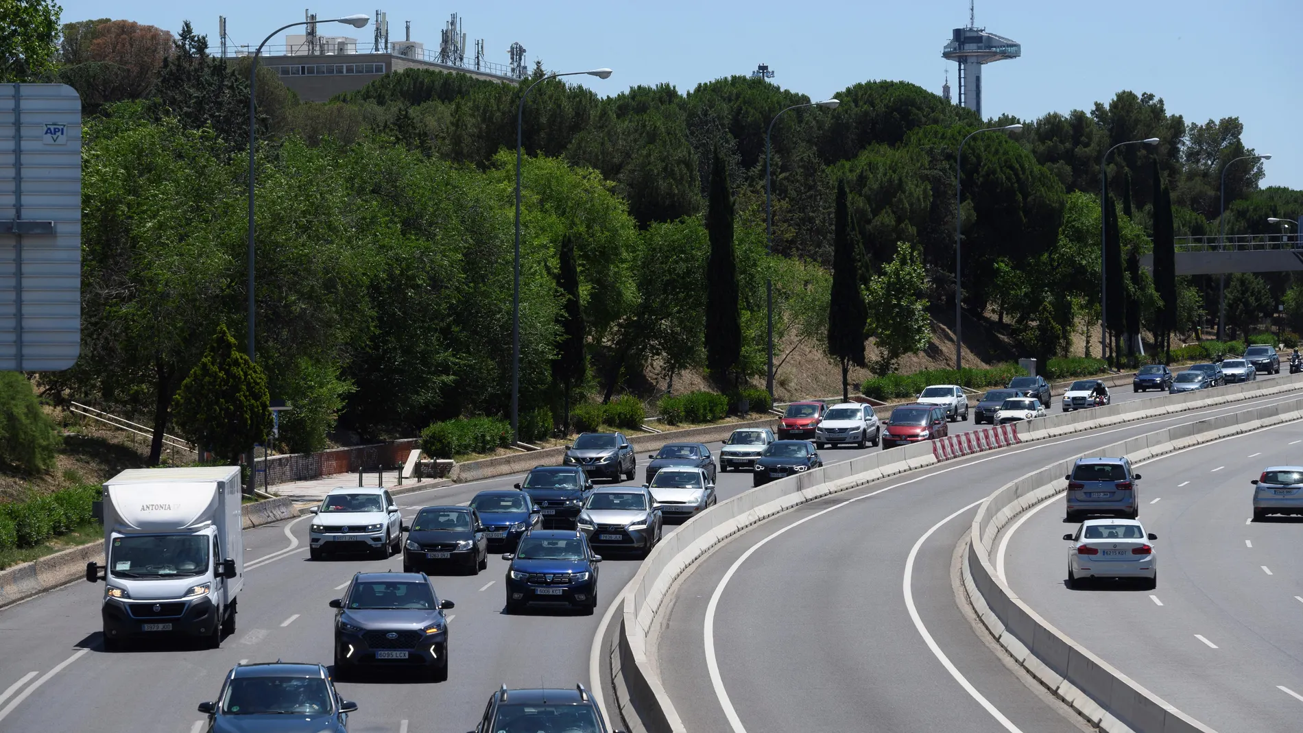 Tráfico este sábado en la A-6, en Madrid, en dirección a la sierra de Guadarrama. Los madrileños hoy aún no pueden salir de la región.