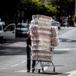 Fotografía del 12 de marzo del año 2020. Un hombre transporta numerosos rollos de papel higiénico. Un producto especialmente solicitado en aquel momento, debido a la pandemia del Coronavirus | Fuente: EFE/Jorge Zapata