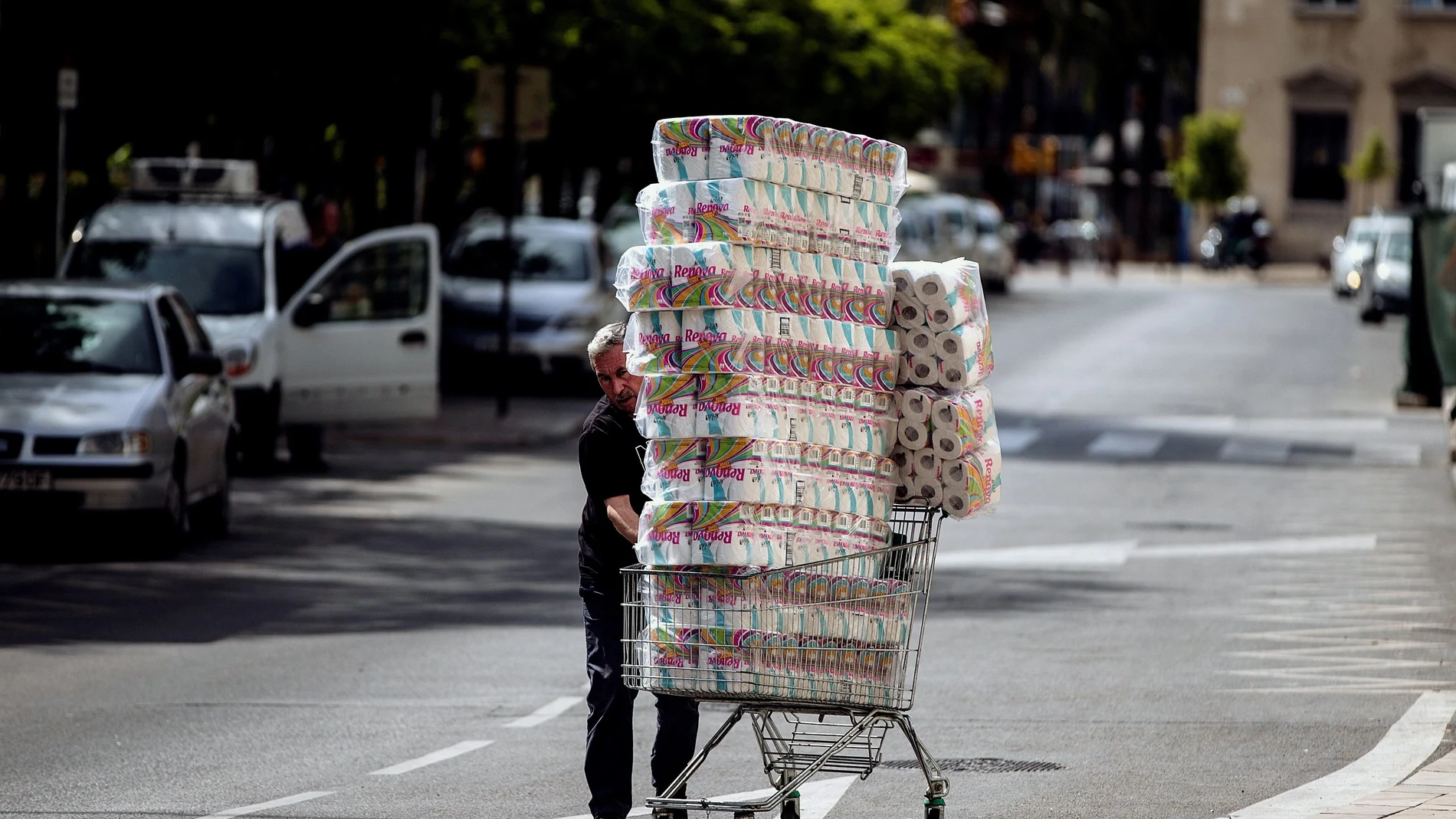 Fotografía del 12 de marzo del año 2020. Un hombre transporta numerosos rollos de papel higiénico. Un producto especialmente solicitado en aquel momento, debido a la pandemia del Coronavirus | Fuente: EFE/Jorge Zapata