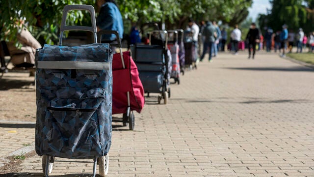 La asociación de Vecinos de Aluche (Madrid) continúa con el reparto de alimentos a las familias más necesitadas del barrio