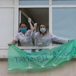 Aplausos en la puerta principal de la Fundación Jiménez díaz en agradecimiento al personal sanitario durante la epidemia de Covid-19